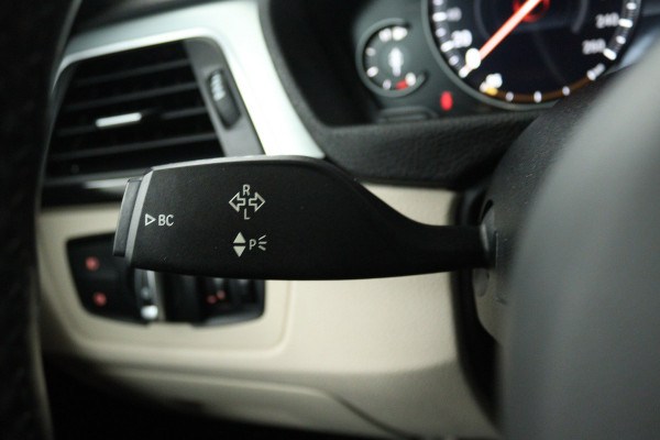 BMW 3 Serie Touring 320i Edition M Sport Shadow High Executive (PANORAMADAK, CAMERA, STOELVERWARMING, PARKEERSENSOREN)