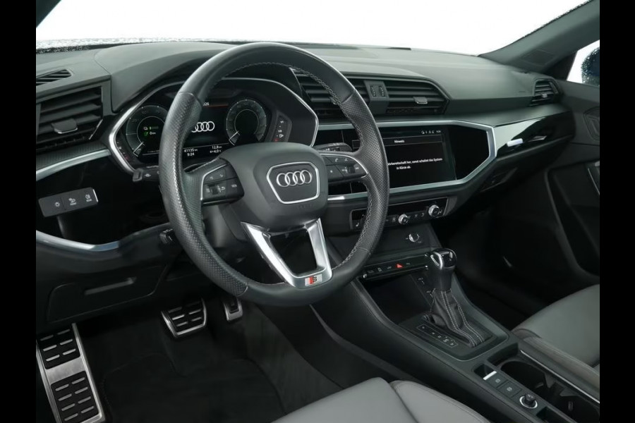 Audi Q3 Sportback 45 TFSI e ** LED, GRAU LEDER, VIRTUAL, APAPT. CRUISE, SPIEGEL-PACK, 20-inch LMV ** 1e EIG - Slechts 41.200km. ** ** INFORMEER OOK NAAR ONZE AANTREKKELIJKE FINANCIAL-LEASE TARIEVEN **