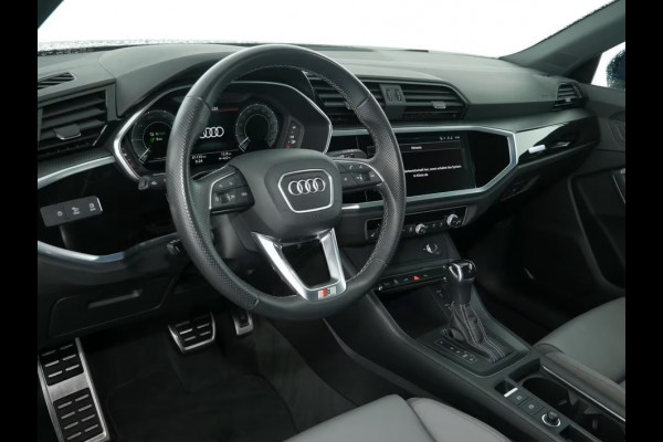 Audi Q3 Sportback 45 TFSI e ** LED, GRAU LEDER, VIRTUAL, APAPT. CRUISE, SPIEGEL-PACK, 20-inch LMV ** 1e EIG - Slechts 41.200km. ** ** INFORMEER OOK NAAR ONZE AANTREKKELIJKE FINANCIAL-LEASE TARIEVEN **