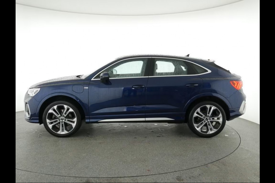 Audi Q3 Sportback 45 TFSI e ** LED, GRAU LEDER, VIRTUAL, APAPT. CRUISE, SPIEGEL-PACK, 20-inch LMV ** 1e EIG - Slechts 41.200km. ** ** INFORMEER OOK NAAR ONZE AANTREKKELIJKE FINANCIAL-LEASE TARIEVEN **