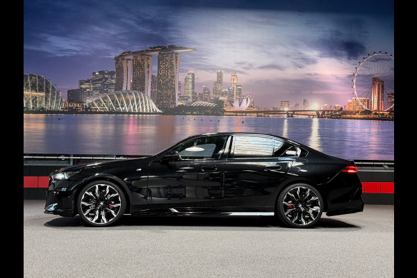 BMW 5 Serie 520i  M-Sport Pro|ShadowLine|Panorama|H/K|208PK