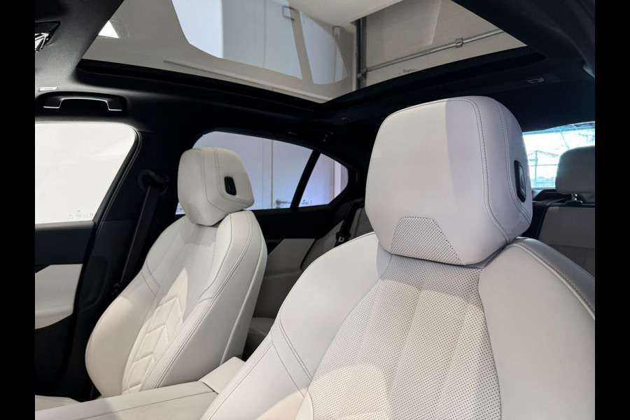 BMW 5 Serie 520i  M-Sport Pro|ShadowLine|Panorama|H/K|208PK