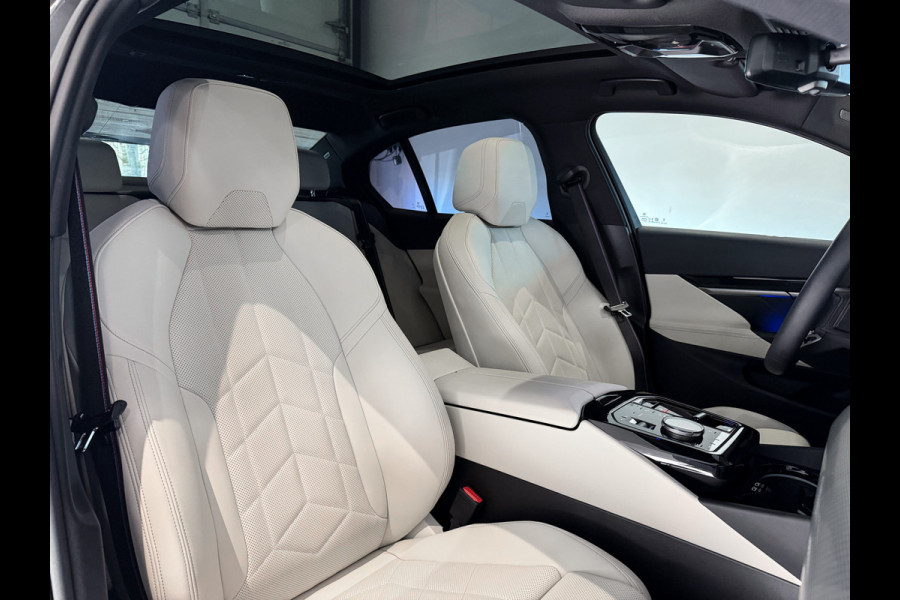 BMW 5 Serie 520i  M-Sport Pro|ShadowLine|Panorama|H/K|208PK