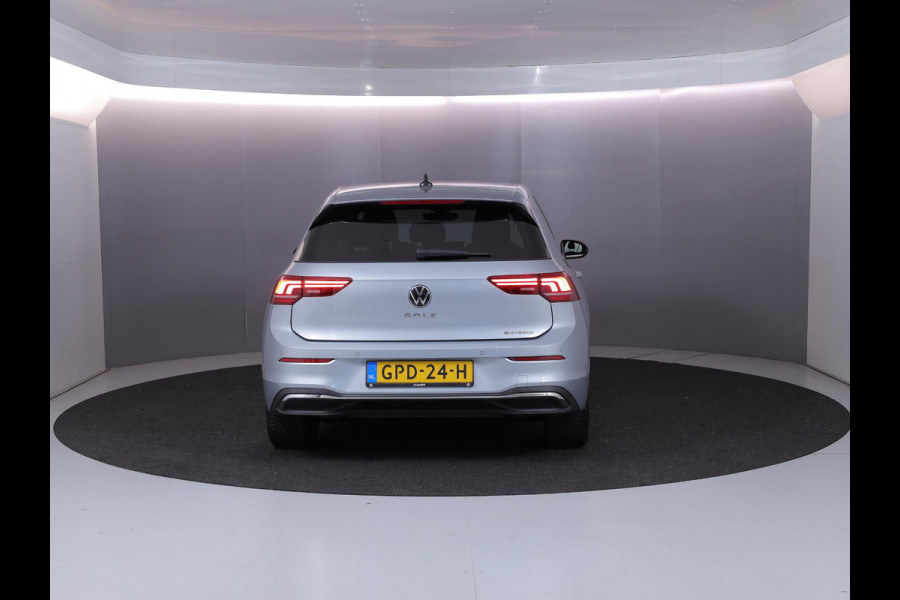 Volkswagen Golf 1.5 eHybrid 50 Edition 204pk| Camera| 18'LM-velgen| Voorstoelen met massage en verwarmd
