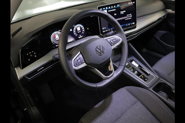 Volkswagen Golf 1.5 eHybrid Life Edition 204 pk Automaat (DSG) | Verlengde garantie | Navigatie via App | Parkeersensoren (Park assist) | Achteruitrijcamera |