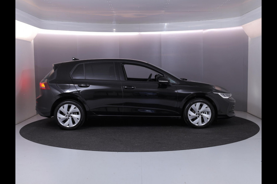 Volkswagen Golf 1.5 eHybrid Life Edition 204 pk Automaat (DSG) | Verlengde garantie | Navigatie via App | Parkeersensoren (Park assist) | Achteruitrijcamera |