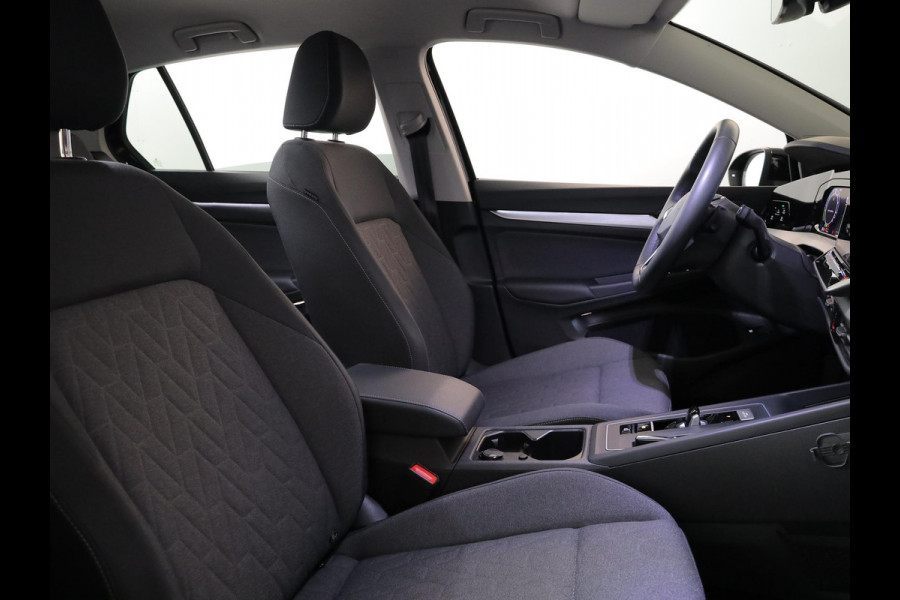 Volkswagen Golf 1.5 eHybrid Life Edition 204 pk Automaat (DSG) | Verlengde garantie | Navigatie via App | Parkeersensoren (Park assist) | Achteruitrijcamera |