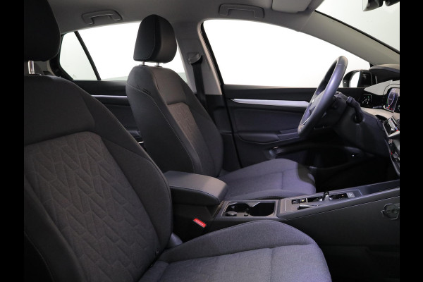 Volkswagen Golf 1.5 eHybrid Life Edition 204 pk Automaat (DSG) | Verlengde garantie | Navigatie via App | Parkeersensoren (Park assist) | Achteruitrijcamera |