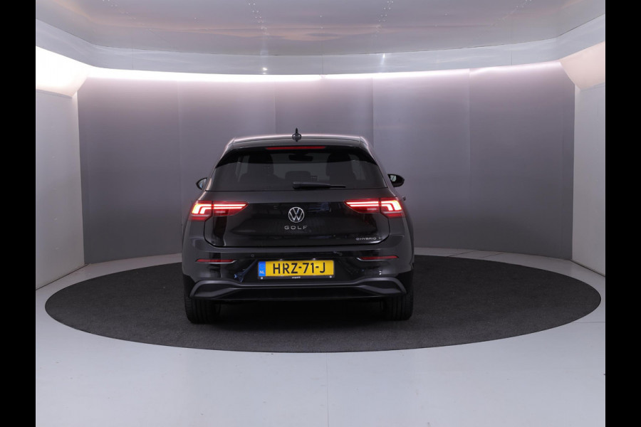 Volkswagen Golf 1.5 eHybrid Life Edition 204 pk Automaat (DSG) | Verlengde garantie | Navigatie via App | Parkeersensoren (Park assist) | Achteruitrijcamera |