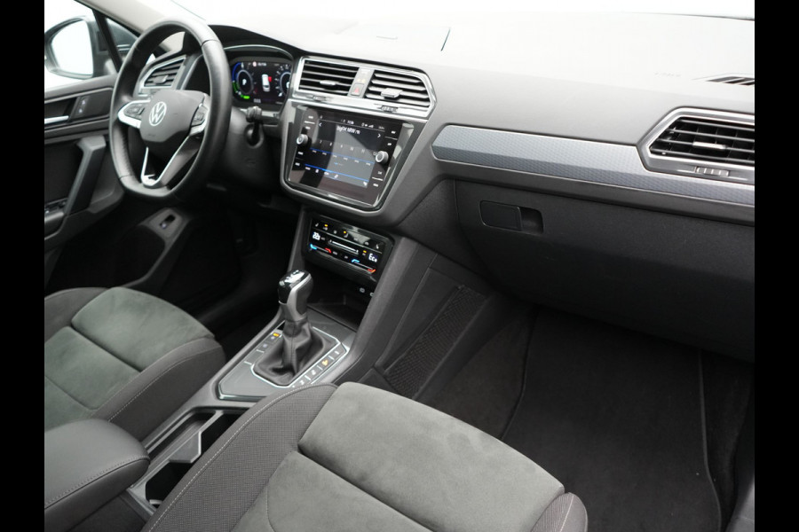 Volkswagen Tiguan 1.4 TSI Elegance Plug In Hybrid 245pk Dealer O.H PHEV | Trekhaak af Fabriek | Adaptive Cruise | Alcantara Sportstoelen Massage &  Verwarmd | Virtual | Keyless | Apple Carplay | BLIS |