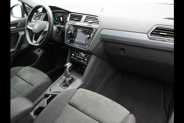 Volkswagen Tiguan 1.4 TSI Elegance Plug In Hybrid 245pk Dealer O.H PHEV | Trekhaak af Fabriek | Adaptive Cruise | Alcantara Sportstoelen Massage &  Verwarmd | Virtual | Keyless | Apple Carplay | BLIS |