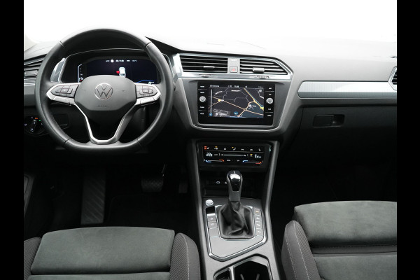 Volkswagen Tiguan 1.4 TSI Elegance Plug In Hybrid 245pk Dealer O.H PHEV | Trekhaak af Fabriek | Adaptive Cruise | Alcantara Sportstoelen Massage &  Verwarmd | Virtual | Keyless | Apple Carplay | BLIS |