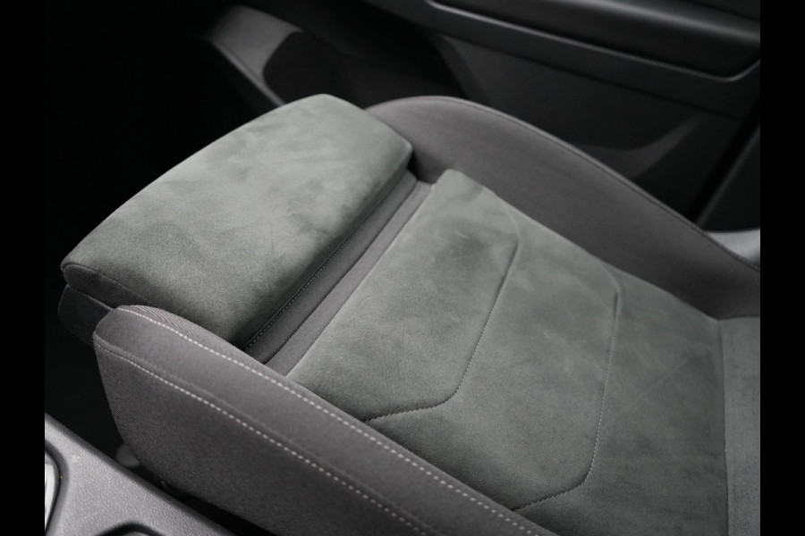 Volkswagen Tiguan 1.4 TSI Elegance Plug In Hybrid 245pk Dealer O.H PHEV | Trekhaak af Fabriek | Adaptive Cruise | Alcantara Sportstoelen Massage &  Verwarmd | Virtual | Keyless | Apple Carplay | BLIS |