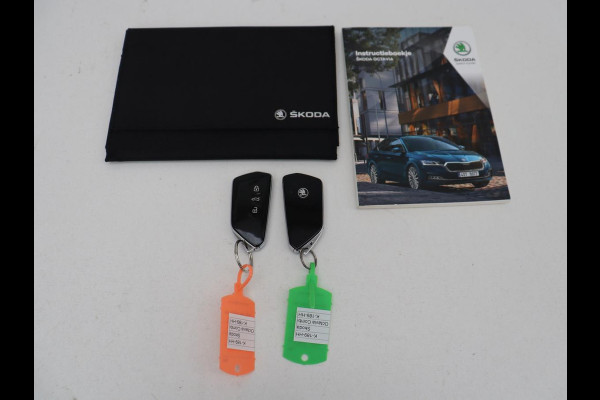 Škoda Octavia 1.0 e-TSI Sport | Trekhaak | Camera | Side Assist | Carplay | Sfeerverlichting | Navigatie | Sportstoelen | Full LED | 17'' | Digital Cockpit | Climate control | Bluetooth | Cruise control