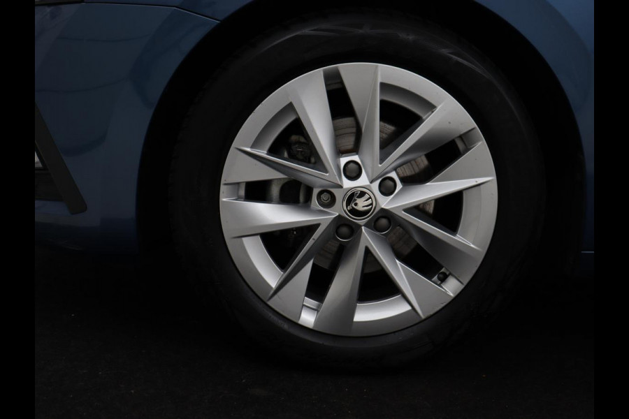 Škoda Octavia 1.0 e-TSI Sport | Trekhaak | Camera | Side Assist | Carplay | Sfeerverlichting | Navigatie | Sportstoelen | Full LED | 17'' | Digital Cockpit | Climate control | Bluetooth | Cruise control