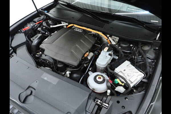 Audi A6 Avant 55 TFSI e quattro Competition Full Black | Panoramadak | Trekhaak | HUD | Adaptive Cruise | Camera | Carplay