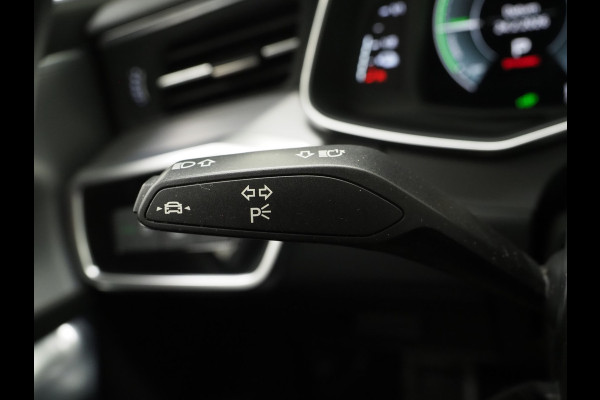 Audi A6 Avant 55 TFSI e quattro Competition Full Black | Panoramadak | Trekhaak | HUD | Adaptive Cruise | Camera | Carplay