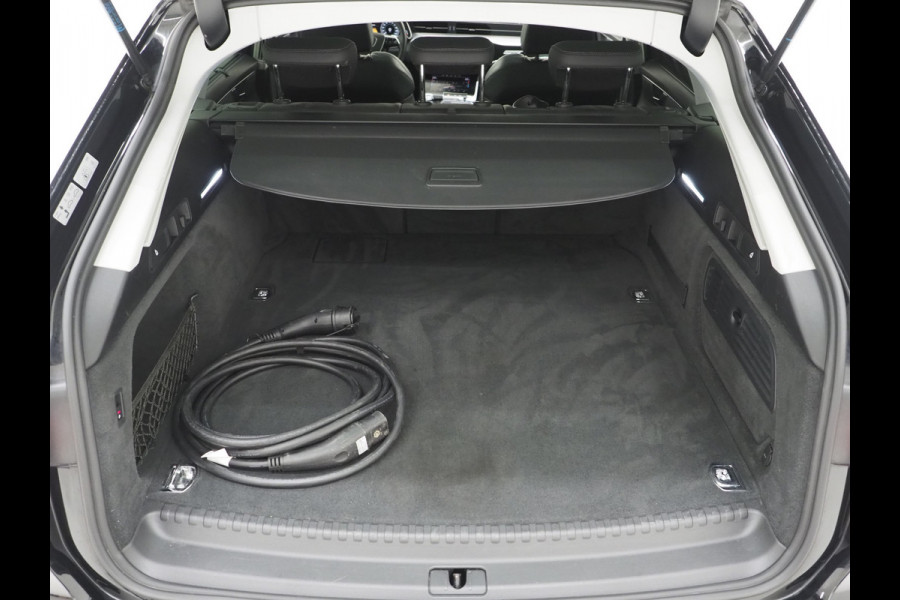Audi A6 Avant 55 TFSI e quattro Competition Full Black | Panoramadak | Trekhaak | HUD | Adaptive Cruise | Camera | Carplay