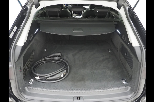 Audi A6 Avant 55 TFSI e quattro Competition Full Black | Panoramadak | Trekhaak | HUD | Adaptive Cruise | Camera | Carplay