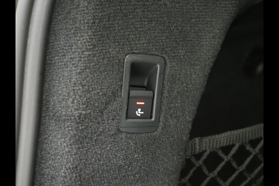 Audi A6 Avant 55 TFSI e quattro Competition Full Black | Panoramadak | Trekhaak | HUD | Adaptive Cruise | Camera | Carplay