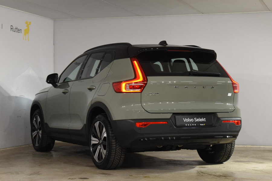 Volvo XC40 231PK Recharge Pure Electric Plus Navigatie / Adaptive Cruise Control / Stoelverwarming / Stuurverwarming / Semi-elektrische trekhaak / Elektrische achterklep / 19" Velgen / Zwart dak