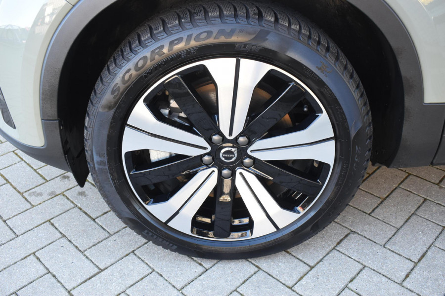 Volvo XC40 231PK Recharge Pure Electric Plus Navigatie / Adaptive Cruise Control / Stoelverwarming / Stuurverwarming / Semi-elektrische trekhaak / Elektrische achterklep / 19" Velgen / Zwart dak