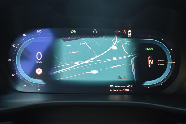 Volvo XC40 231PK Recharge Pure Electric Plus Navigatie / Adaptive Cruise Control / Stoelverwarming / Stuurverwarming / Semi-elektrische trekhaak / Elektrische achterklep / 19" Velgen / Zwart dak
