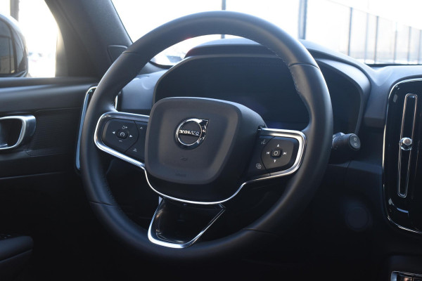Volvo XC40 231PK Recharge Pure Electric Plus Navigatie / Adaptive Cruise Control / Stoelverwarming / Stuurverwarming / Semi-elektrische trekhaak / Elektrische achterklep / 19" Velgen / Zwart dak