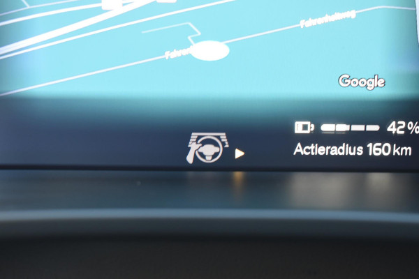 Volvo XC40 231PK Recharge Pure Electric Plus Navigatie / Adaptive Cruise Control / Stoelverwarming / Stuurverwarming / Semi-elektrische trekhaak / Elektrische achterklep / 19" Velgen / Zwart dak