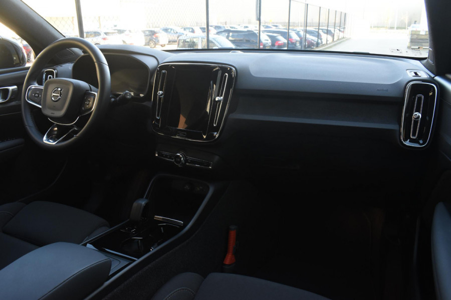 Volvo XC40 231PK Recharge Pure Electric Plus Navigatie / Adaptive Cruise Control / Stoelverwarming / Stuurverwarming / Semi-elektrische trekhaak / Elektrische achterklep / 19" Velgen / Zwart dak