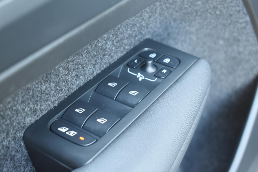 Volvo XC40 231PK Recharge Pure Electric Plus Navigatie / Adaptive Cruise Control / Stoelverwarming / Stuurverwarming / Semi-elektrische trekhaak / Elektrische achterklep / 19" Velgen / Zwart dak