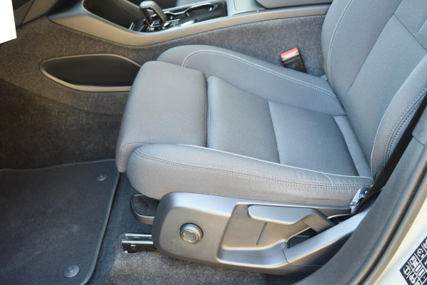 Volvo XC40 231PK Recharge Pure Electric Plus Navigatie / Adaptive Cruise Control / Stoelverwarming / Stuurverwarming / Semi-elektrische trekhaak / Elektrische achterklep / 19" Velgen / Zwart dak