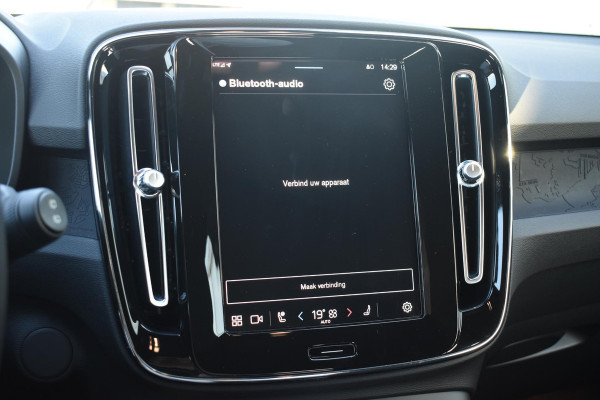 Volvo XC40 231PK Recharge Pure Electric Plus Navigatie / Adaptive Cruise Control / Stoelverwarming / Stuurverwarming / Semi-elektrische trekhaak / Elektrische achterklep / 19" Velgen / Zwart dak