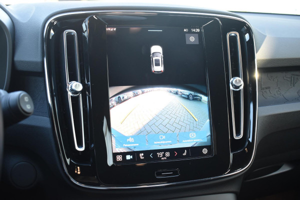 Volvo XC40 231PK Recharge Pure Electric Plus Navigatie / Adaptive Cruise Control / Stoelverwarming / Stuurverwarming / Semi-elektrische trekhaak / Elektrische achterklep / 19" Velgen / Zwart dak
