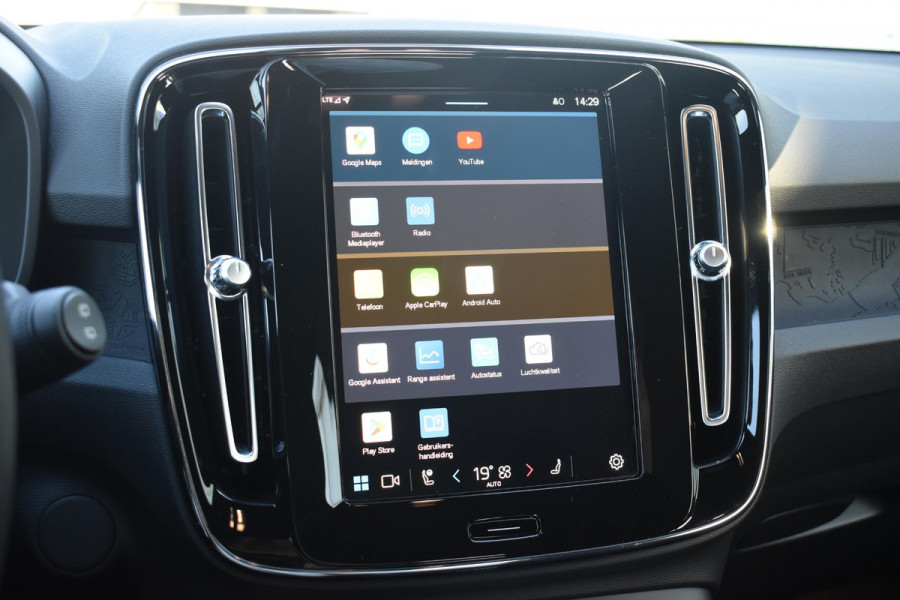 Volvo XC40 231PK Recharge Pure Electric Plus Navigatie / Adaptive Cruise Control / Stoelverwarming / Stuurverwarming / Semi-elektrische trekhaak / Elektrische achterklep / 19" Velgen / Zwart dak