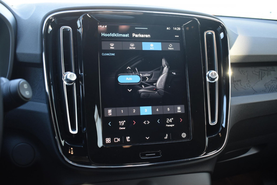 Volvo XC40 231PK Recharge Pure Electric Plus Navigatie / Adaptive Cruise Control / Stoelverwarming / Stuurverwarming / Semi-elektrische trekhaak / Elektrische achterklep / 19" Velgen / Zwart dak