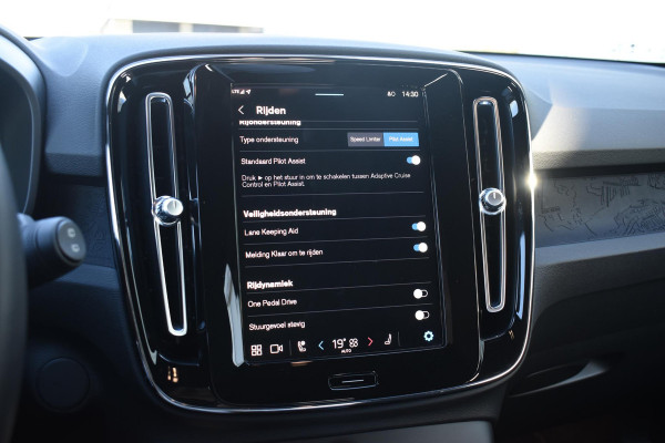 Volvo XC40 231PK Recharge Pure Electric Plus Navigatie / Adaptive Cruise Control / Stoelverwarming / Stuurverwarming / Semi-elektrische trekhaak / Elektrische achterklep / 19" Velgen / Zwart dak