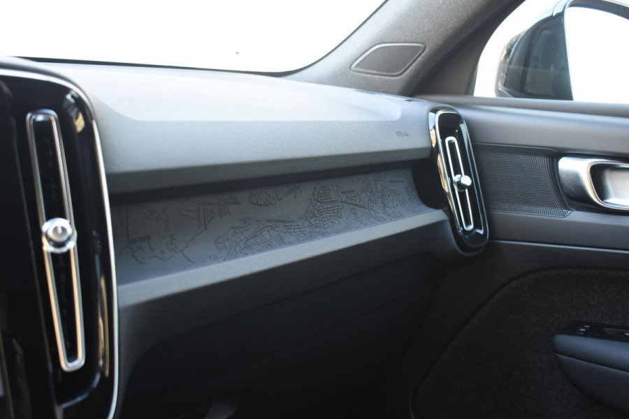 Volvo XC40 231PK Recharge Pure Electric Plus Navigatie / Adaptive Cruise Control / Stoelverwarming / Stuurverwarming / Semi-elektrische trekhaak / Elektrische achterklep / 19" Velgen / Zwart dak