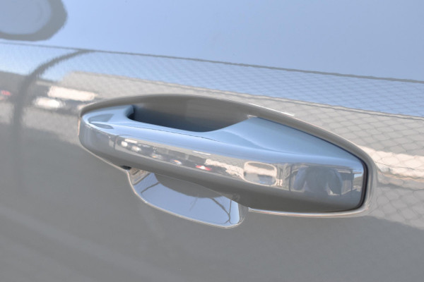 Volvo XC40 231PK Recharge Pure Electric Plus Navigatie / Adaptive Cruise Control / Stoelverwarming / Stuurverwarming / Semi-elektrische trekhaak / Elektrische achterklep / 19" Velgen / Zwart dak