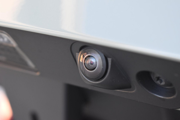 Volvo XC40 231PK Recharge Pure Electric Plus Navigatie / Adaptive Cruise Control / Stoelverwarming / Stuurverwarming / Semi-elektrische trekhaak / Elektrische achterklep / 19" Velgen / Zwart dak