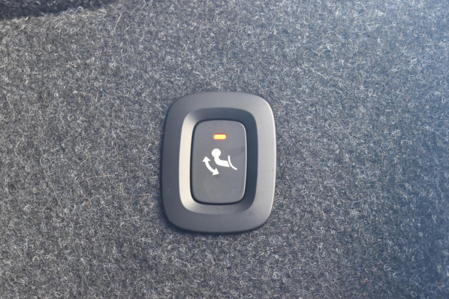 Volvo XC40 231PK Recharge Pure Electric Plus Navigatie / Adaptive Cruise Control / Stoelverwarming / Stuurverwarming / Semi-elektrische trekhaak / Elektrische achterklep / 19" Velgen / Zwart dak