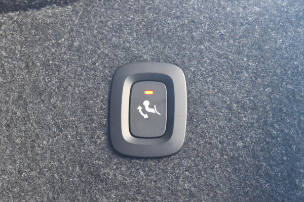 Volvo XC40 231PK Recharge Pure Electric Plus Navigatie / Adaptive Cruise Control / Stoelverwarming / Stuurverwarming / Semi-elektrische trekhaak / Elektrische achterklep / 19" Velgen / Zwart dak