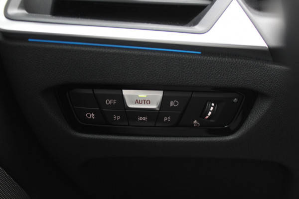 BMW i4 eDrive40 High Executive 84 kWh / Trekhaak / 360Camera / Head-up / Leder / 19'' / Navigatie / Stoelverwarming / DAB / Cruise Control