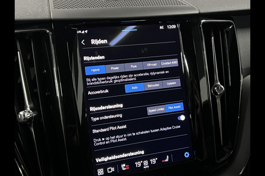 Volvo XC60 2.0 T6 Plug-in hybrid AWD Plus Dark Trekhaak | Open dak | 360 camera | Stuur-/stoelverwarming | Memory | Carplay | Harman/Kardon