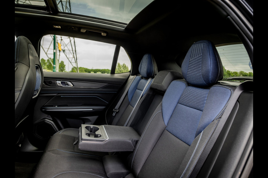 Lynk & Co 01 1.5 Plug-In Hybrid 262pk Zwarte hemel|360 Camera|Panoramadak