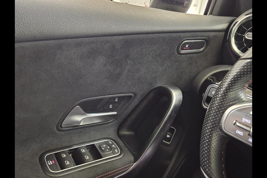 Mercedes-Benz A-Klasse 180 Business Solution AMG | Panoramadak | Stoelverwarming | Camera | Navigatie | Apple Carplay | Keyless | Cruise Control | DAB |