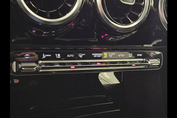 Mercedes-Benz A-Klasse 180 Business Solution AMG | Panoramadak | Stoelverwarming | Camera | Navigatie | Apple Carplay | Keyless | Cruise Control | DAB |