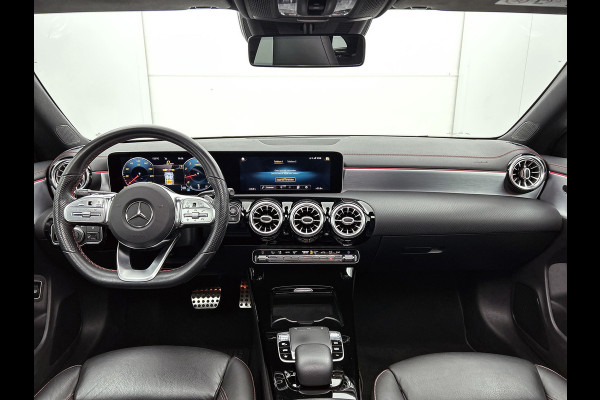 Mercedes-Benz CLA-Klasse Shooting Brake 200 Business Solution AMG (PANORAMADAK, SFEERVERLICHTING, CAMERA, LEDER)