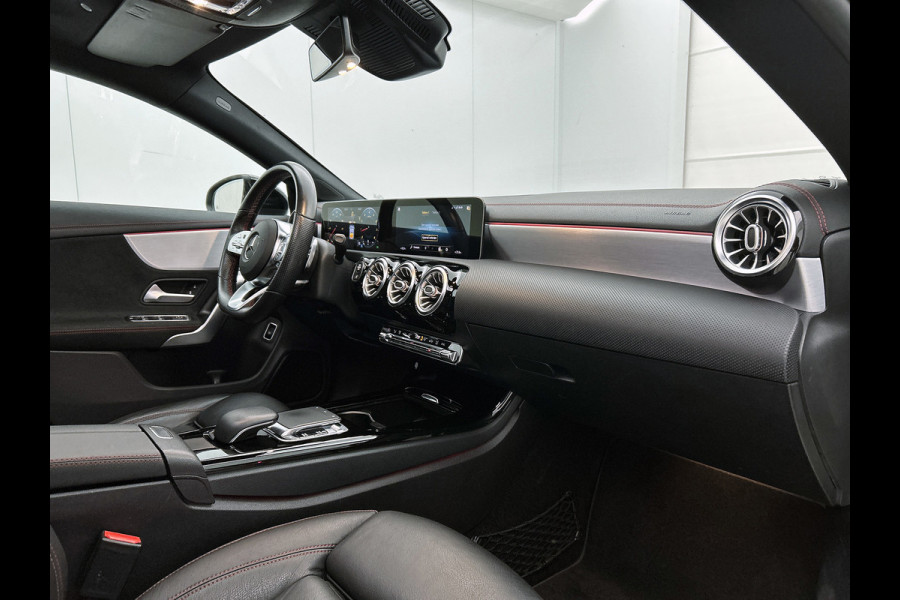 Mercedes-Benz CLA-Klasse Shooting Brake 200 Business Solution AMG (PANORAMADAK, SFEERVERLICHTING, CAMERA, LEDER)
