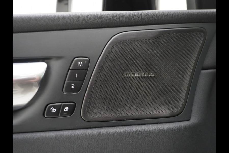 Volvo XC60 2.0 T6 Plug-in hybrid AWD Ultimate Dark Long Range | Panoramadak | Harman/Kardon | Pilot Assist | Keyless | HUD | Camera | Carplay